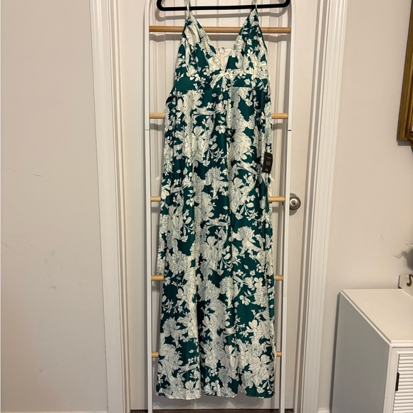 Lulus Dresses & Skirts - Lulu's Green and White Floral Maxi Dreas